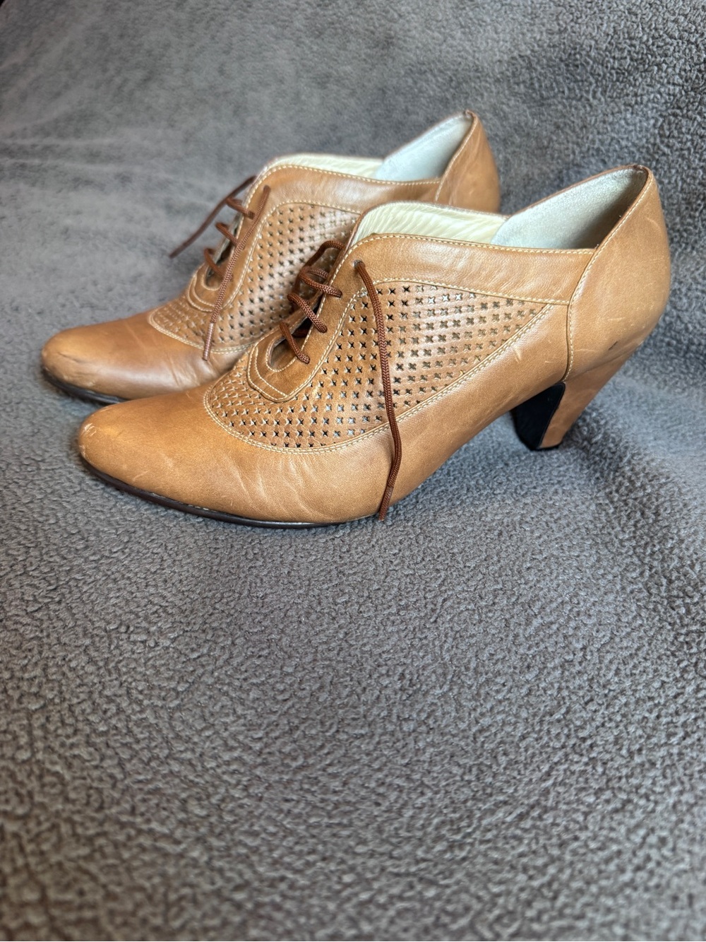 Donicetty Vintage-Style Perforated Tan Leather Oxford Heels